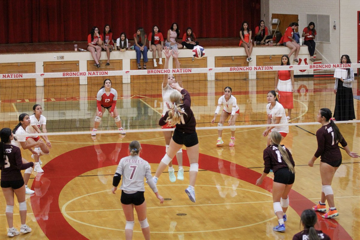 MidlandLFHS's tweet photo. Tuesday night, our Lady Rebels Volleyball beat the Odessa Bronchos in 2 sets! Way to go Rebels!🏐🤠 @RebVolleyball 

#leefreshmanhighschool #volleyball #rebelwin #rebelpride #midlandisd https://t.co/F2oWtknDlf