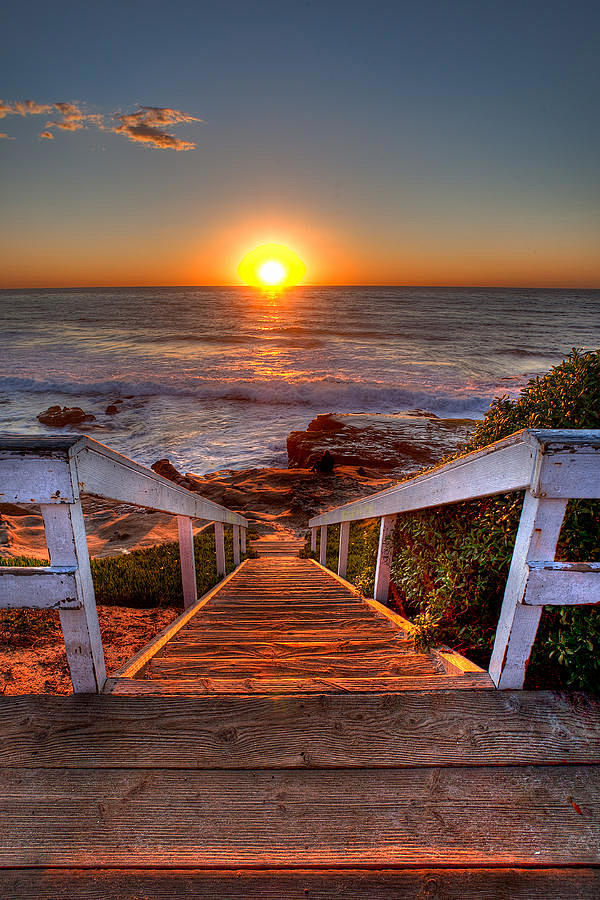 otten737664's tweet photo. Just spent an incredible sunset hike at the coastal cliff trail—golden light painting the ocean, salt in the air, and that quiet, perfect vibe that makes all the steps worth it https://t.co/JwIKCSr78G