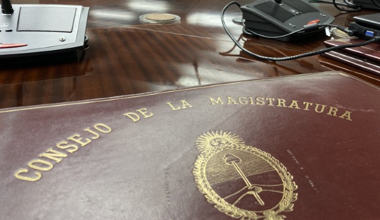 CPACF's tweet photo. 🟦 Defensa de los honorarios profesionales

El CPACF solicitó al Presidente del Consejo de la Magistratura de la Nación, Dr. Horacio Rosatti, la convocatoria a una sesión plenaria para tratar el dictamen sancionatorio aprobado por la Comisión de Disciplina respecto del juez Carlos Goggi, titular del Juzgado Nacional en lo Civil N.º 91.

El dictamen cuestiona la reiterada declaración de oficio de inconstitucionalidad de la Ley 27.423 de Honorarios Profesionales y, en particular, la persistencia de ese criterio pese a las revocaciones dispuestas por la Cámara Nacional de Apelaciones en lo Civil.

La defensa de nuestros honorarios exige el efectivo cumplimiento de la ley. Por eso, reclamamos que el Consejo trate el dictamen sin dilaciones.

👉Nota completa: https://t.co/jkz4nKHKa5