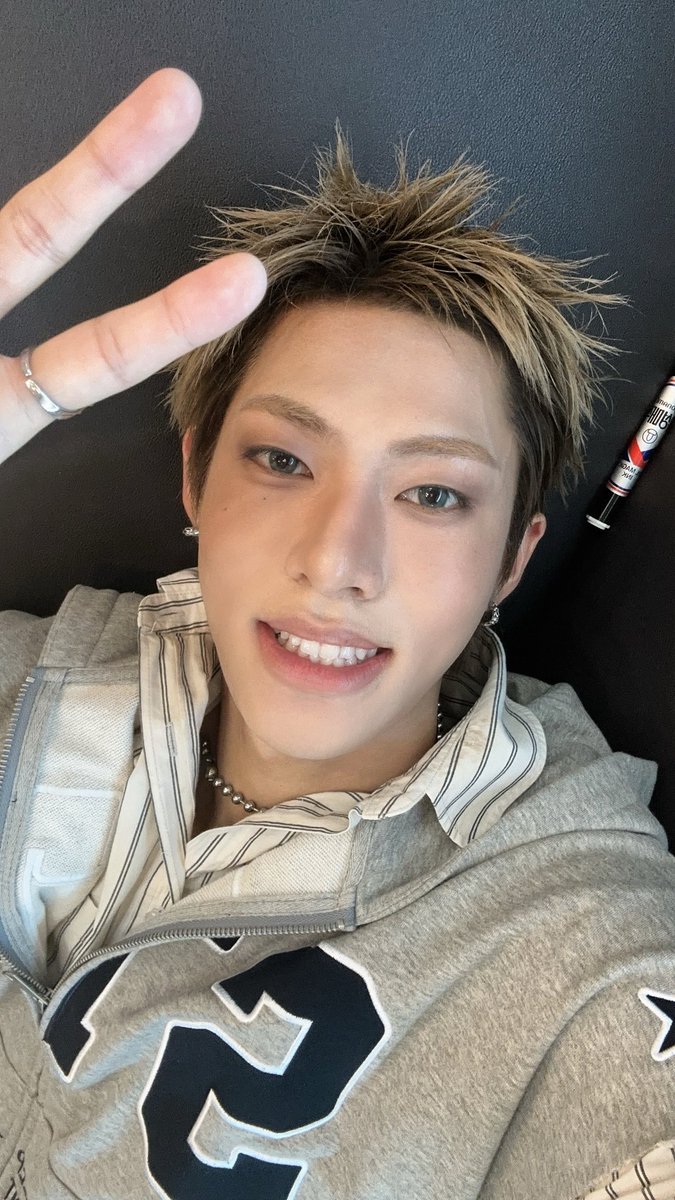 nouera_official's tweet photo. 💭_

[#유섭] ✌️✌️

#NouerA #누에라 #ヌエラ
#YUSEOP https://t.co/O047aDlfsZ