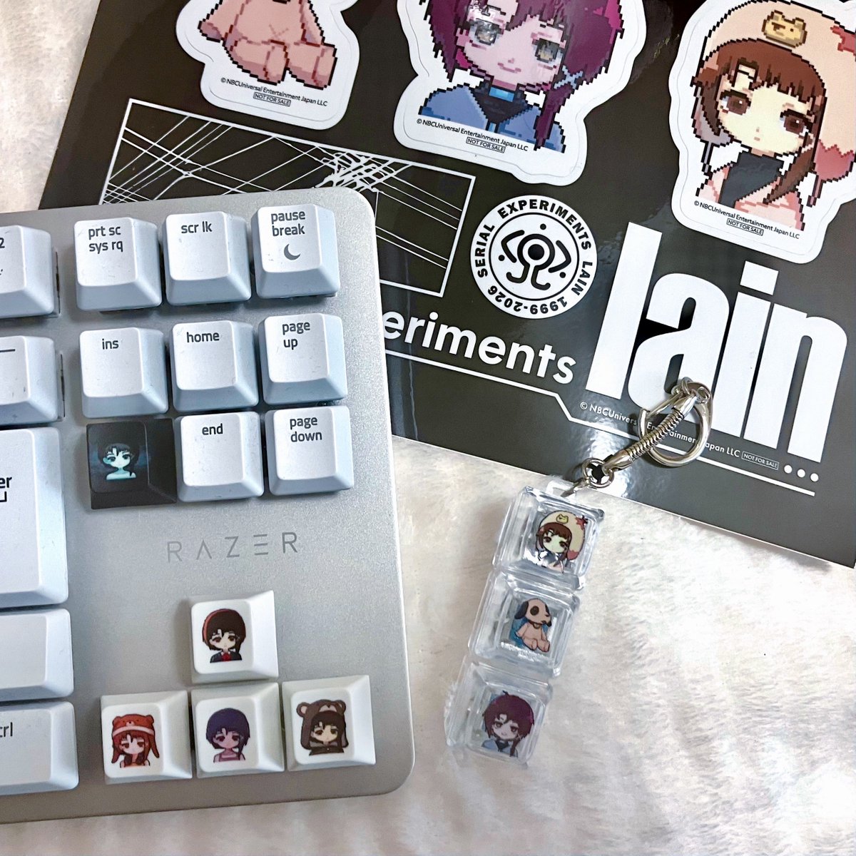 curemoto_dot's tweet photo. 株式会社フェルマー様より、イラストを担当させていただきましたserial experiments lain×ふもコレ コラボグッズをいただきました！
打鍵キーホルダーもキーキャップも印刷綺麗でかわいいです👾 https://t.co/AqmJl9MVVu