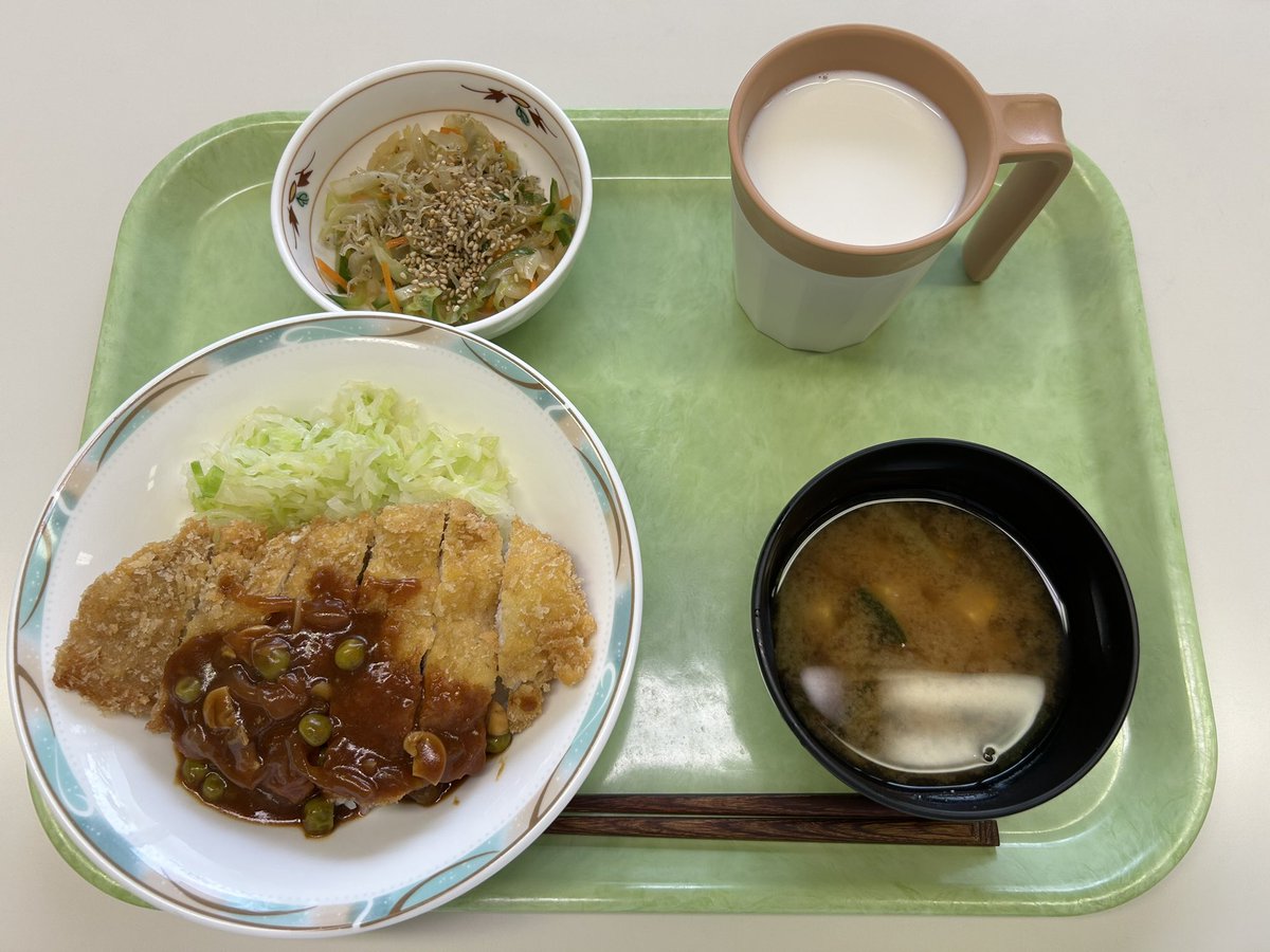 katsumou's tweet photo. 今日の給食は、岡��県の郷土料理、「岡山デミかつ丼」でした。
岡山のデミかつ丼はお店によって様々な味があるようなのですが、今回の給食では、少し甘みや酸味をプラスしたデミグラスソースで提供しました。 https://t.co/SAwkZO2Fx3