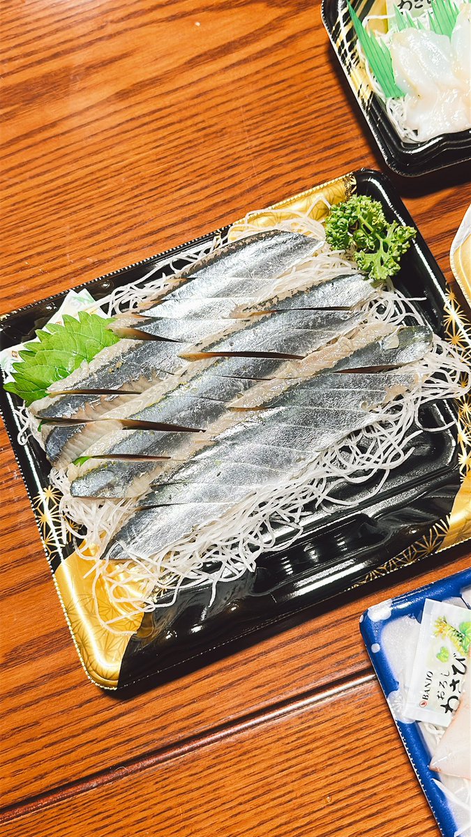 3131lovefighter's tweet photo. 「ゴジてれ中継でやってたお刺身が食べた〜い！
んじゃ、いつ行くの？　今日でしょ！」
自分の中で自問自答し行ってきましたー！@ookawauoten さんへ🐟

大本命のメヒカリのお刺身は完売でゲット出来なかったけど、戻りカツオやサンマのお刺身等美味しくいただきました😋
また行くべ！

#ゴジてれ https://t.co/7WmRFhHySo
