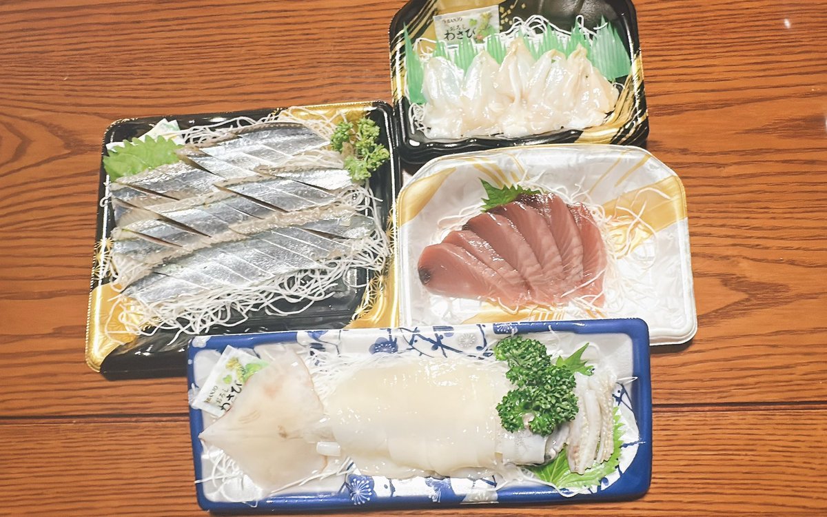 3131lovefighter's tweet photo. 「ゴジてれ中継でやってたお刺身が食べた〜い！
んじゃ、いつ行くの？　今日でしょ！」
自分の中で自問自答し行ってきましたー！@ookawauoten さんへ🐟

大本命のメヒカリのお刺身は完売でゲット出来なかったけど、戻りカツオやサンマのお刺身等美味しくいただきました😋
また行くべ！

#ゴジてれ https://t.co/7WmRFhHySo