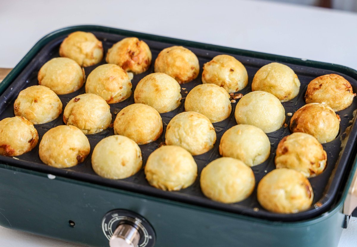honel629774's tweet photo. Craving late-night street food This crispy takoyaki from the roadside stall is packed with bonito flakes u0026 mayo—pure happiness on a paper tray! ， https://t.co/9y8inTDIwh