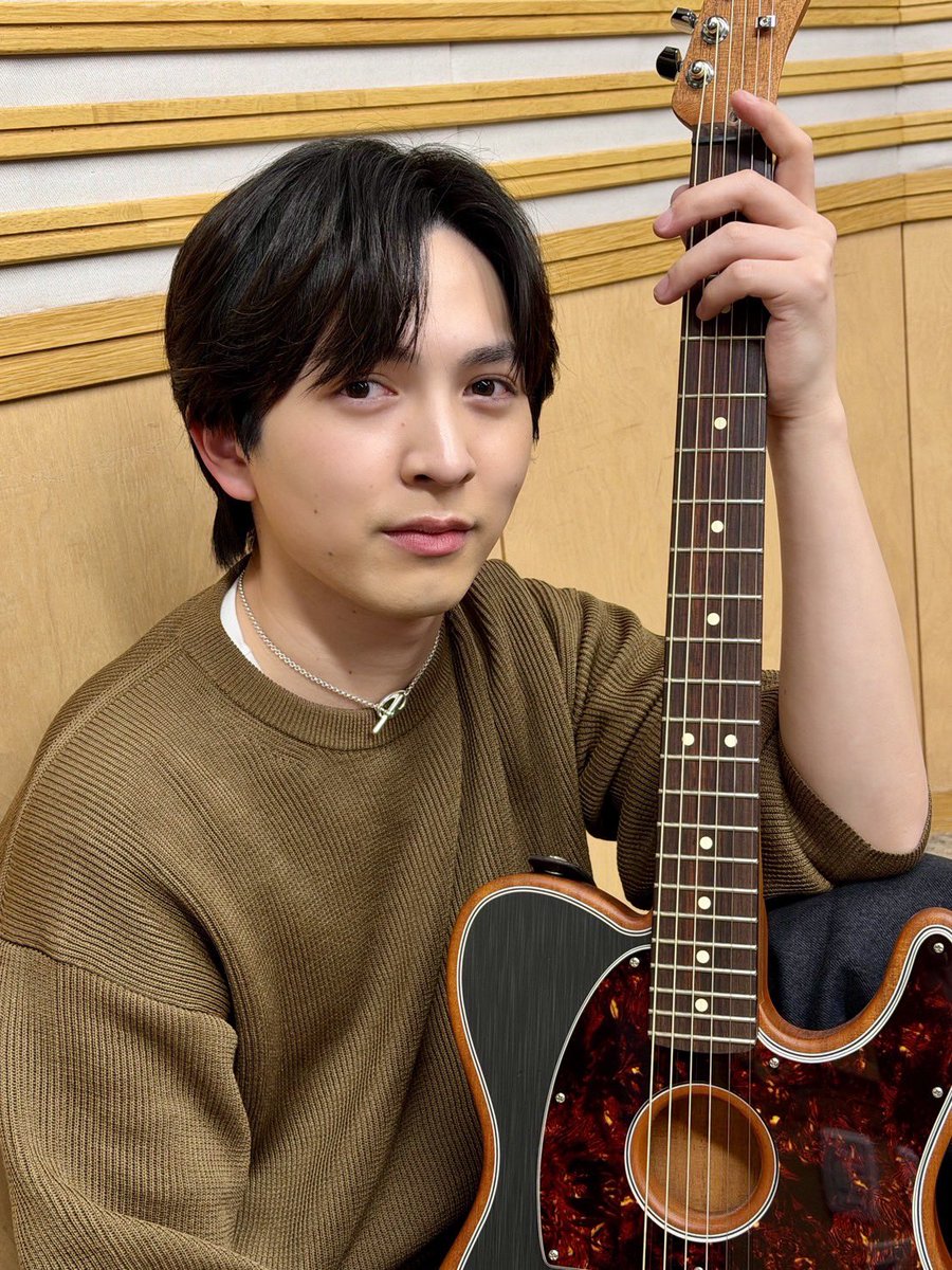 reco_thursday's tweet photo. ／
#吉田仁人 の #レコメン！
スタート🌟
＼

今日も3時間よろしくお願いします🎸🎶
https://t.co/0HHx3tBvno

Photo by やじD📸

📩 reco@joqr.net
実況は #レコメン でお願いします📱✨ https://t.co/BgzucOaKfK