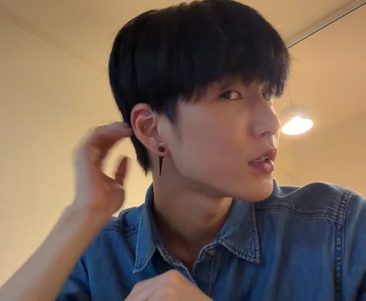 xnghanni's tweet photo. SPIKY EARRINGS ARE BACK https://t.co/we5DQi2XBG