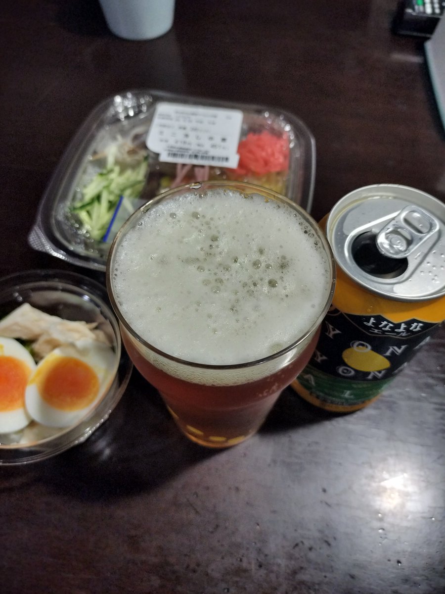 more_shouyu's tweet photo. よなよなステッカーに釣られて。
専用グラスで飲むでしょ！
#ヤッホーブルーイング
#よなよなエール https://t.co/DEY6awpNHW