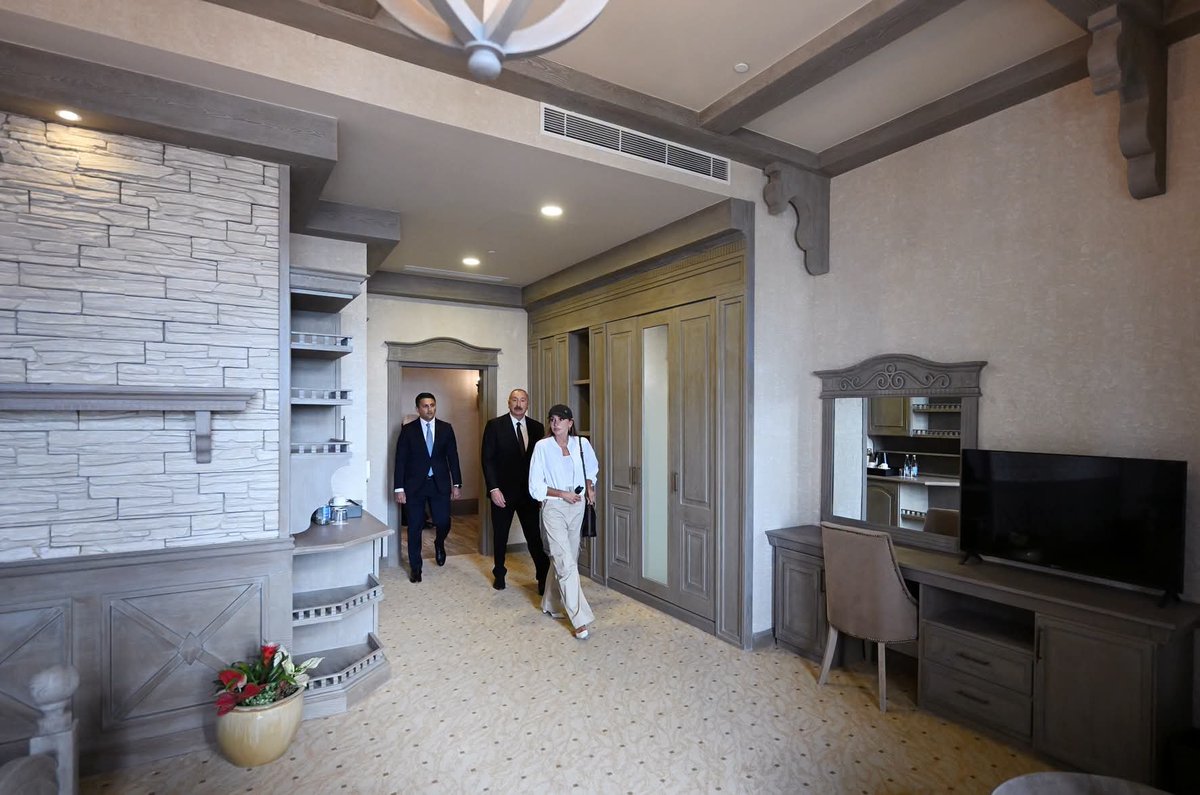 YAP_1992's tweet photo. Prezident İlham Əliyev və birinci xanım Mehriban Əliyeva Şamaxıda “Pirqulu Park” hotelinin açılışında iştirak ediblər.

https://t.co/vTX5c2wAg3 https://t.co/f1OVyVB57j