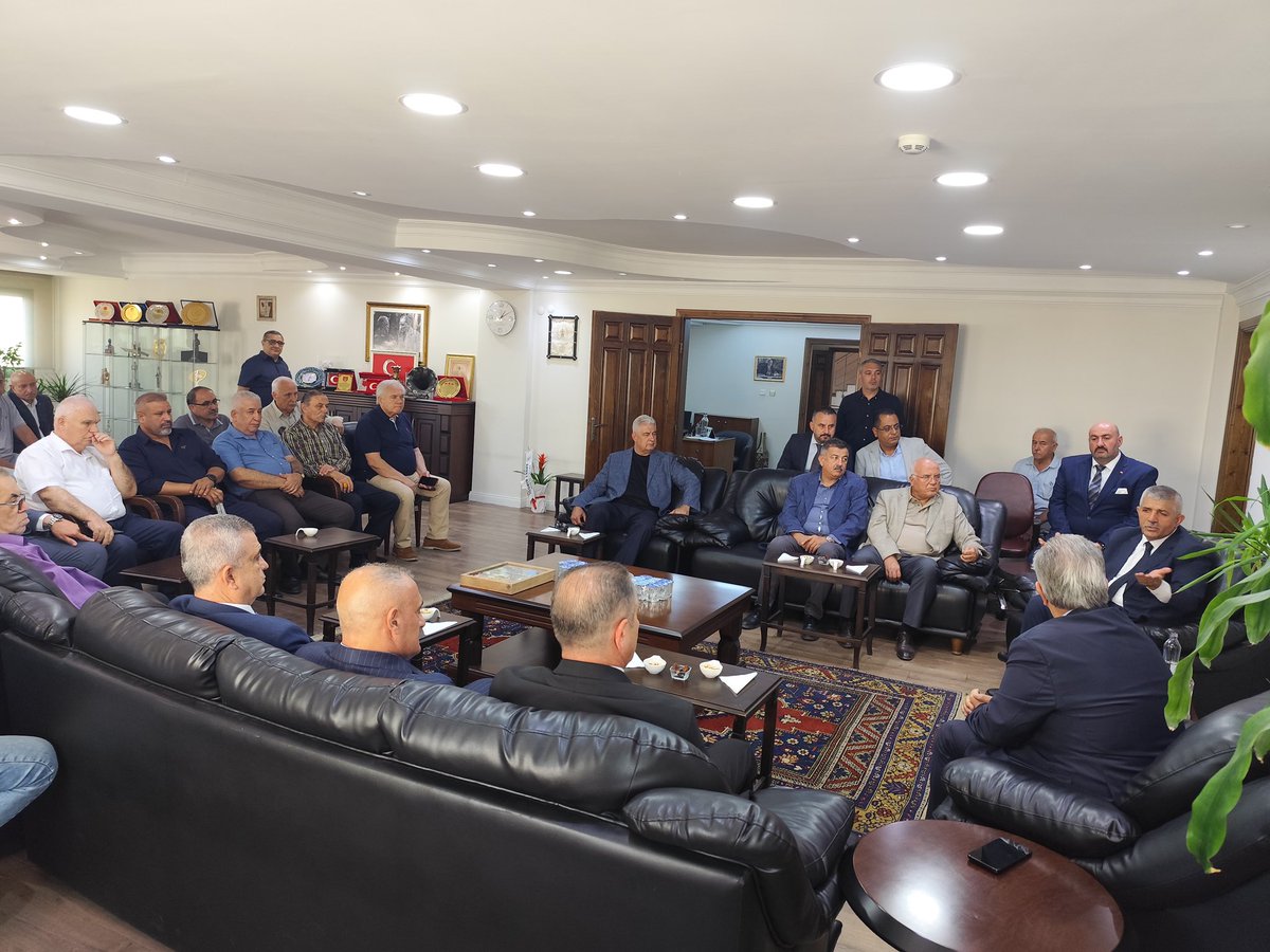 mhpizmirilbsk's tweet photo. İl Başkanımız Veysel Şahin, Ahilik haftası münasebetiyle İzmir Esnaf ve Sanatkarlar Birliği’ni ziyaret ettik.

Birlik Başkanımız Yalçın Ata ve Yönetim Kurulu Üyeleri’nin Ahilik haftasını kutluyor, misafirperverlikleri için kendlerine teşekkür ediyorum. https://t.co/HCTwNEAtjK