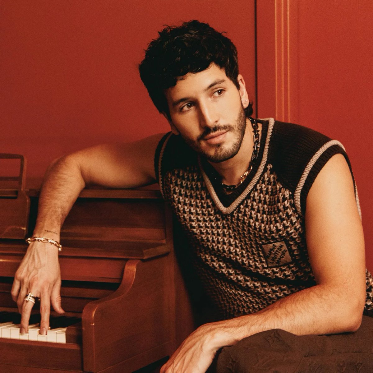 UniversalMusicE's tweet photo. Algunas canciones de #SebastianYatra no se escuchan, se sienten https://t.co/2PAvHJu1Vd
