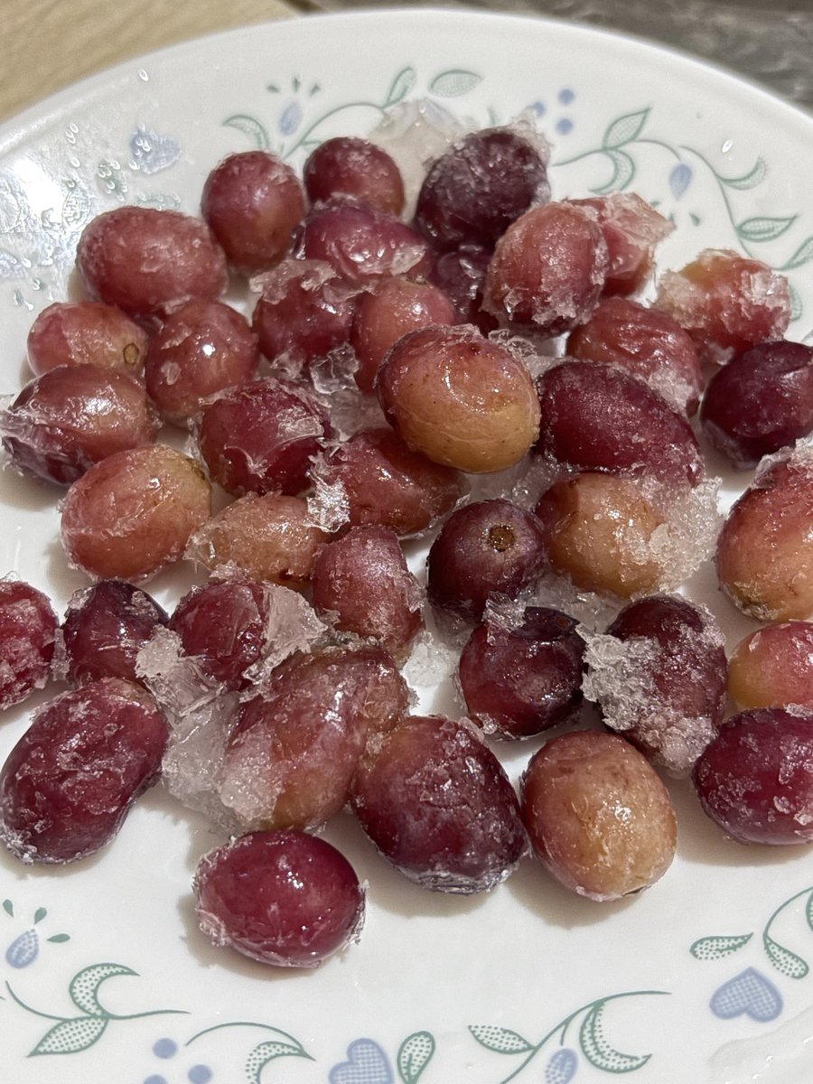 ajidokie's tweet photo. #gets ba ako sa frozen grapes https://t.co/TkUsML4hwc
