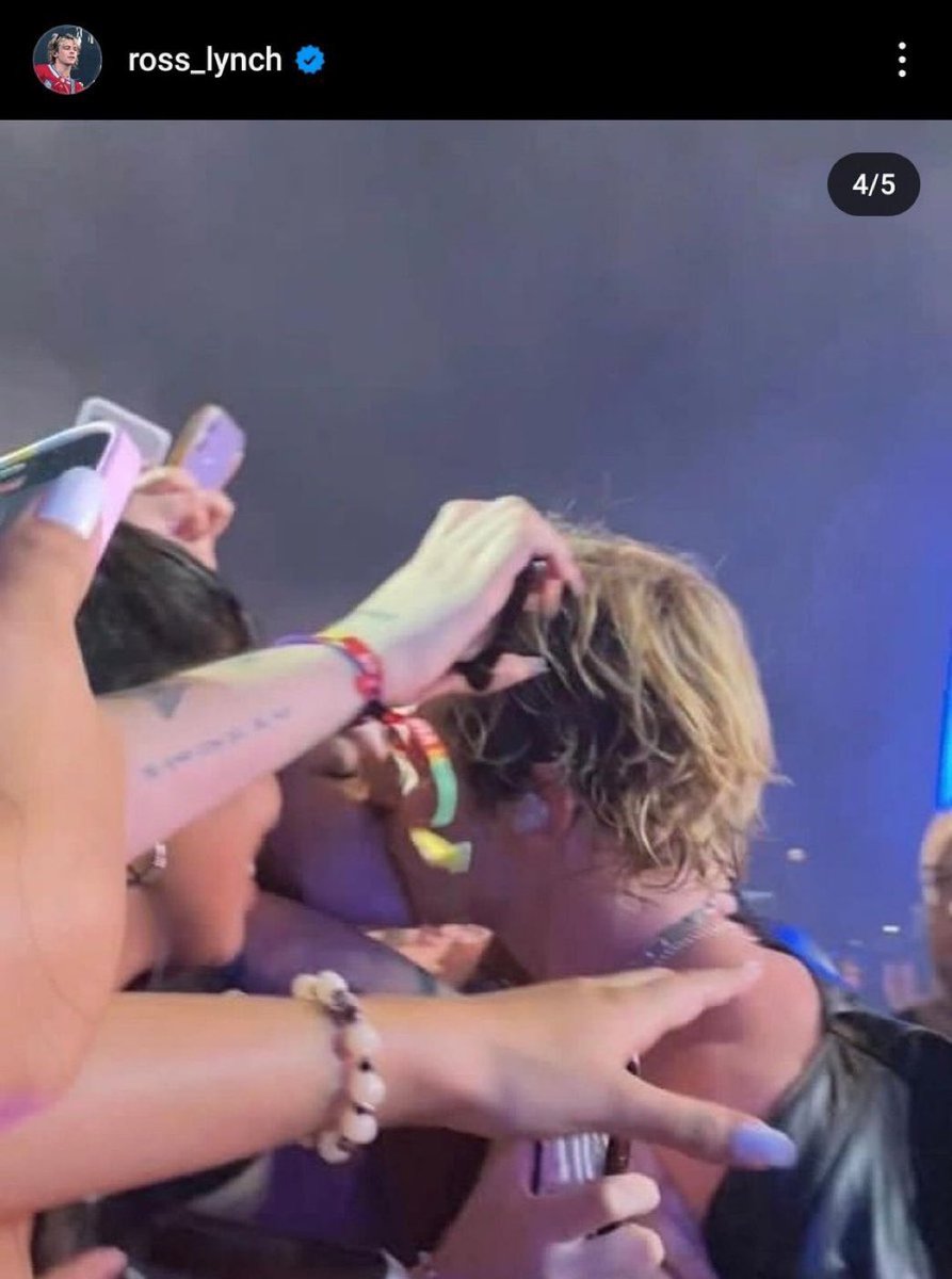 bluberryeni's tweet photo. lo que pretendo que me pase con martin si cortis vienen al lollapalooza https://t.co/hts7Tbu90N