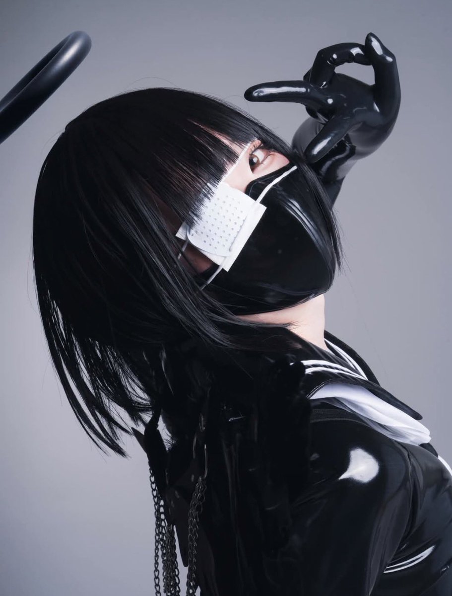 oosumire's tweet photo. 黒天使の写真集、少しだけ多めに作っていた分をBOOTHに追加しました！
セットもちょっとだけあります🥹

予約の時に逃しちゃった方がいたら、この機会にぜひお迎えしてね🫶🏻

https://t.co/lc63WkLk7U https://t.co/xj7i9tKFNZ