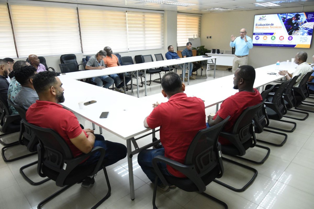 InfotepRD's tweet photo. ¡Seguimos impulsando la excelencia técnica! 🛠️🚗

Capacitamos a la Comisión Evaluadora de empresarios y mandos medios del sector de Desabolladura y Pintura, quienes evaluarán a 27 técnicos que aspiran a convertirse en Maestros Técnicos.

El proceso garantiza una evaluación rigurosa mediante criterios claros para valorar la experiencia y conocimientos de los postulantes, quienes sustentarán un trabajo práctico que certifique sus competencias, impulsando así la Formación Dual al integrar a profesionales experimentados para guiar a las nuevas generaciones de técnicos.

Certificar el talento y la trayectoria laboral es clave para el desarrollo del país. ¡Éxitos a los participantes! 🙌🏼

#INFOTEP