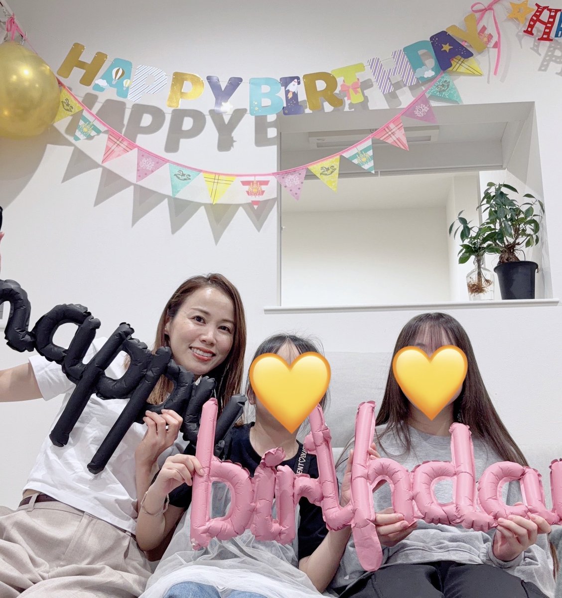 lightmoon8226's tweet photo. 末っ子もいよいよ10代に突入🥺

子供たちの誕生日はいつも、
この子達にとって、ちゃんと誇れる母親でいられているかなと振り返るきっかけになります。

なかなか前進はできませんが、とにかく何があっても毎日笑いと元気だけは絶やさないようにいきます！
家が1番安心できる場所であるように！ https://t.co/x9RodMJDjd