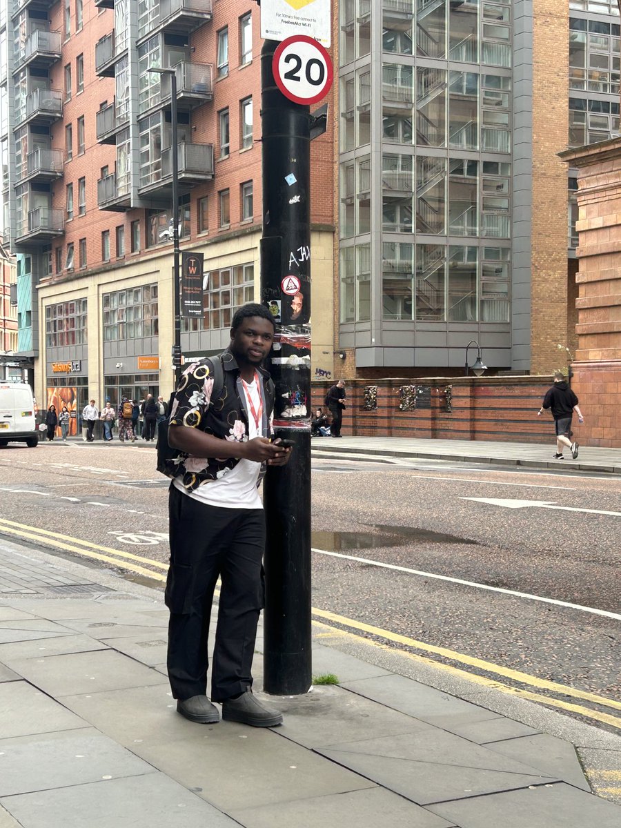 Emzykonsept's tweet photo. Manchester streets, but the drip speaks louder🥶 https://t.co/kQuJVpJ0vZ