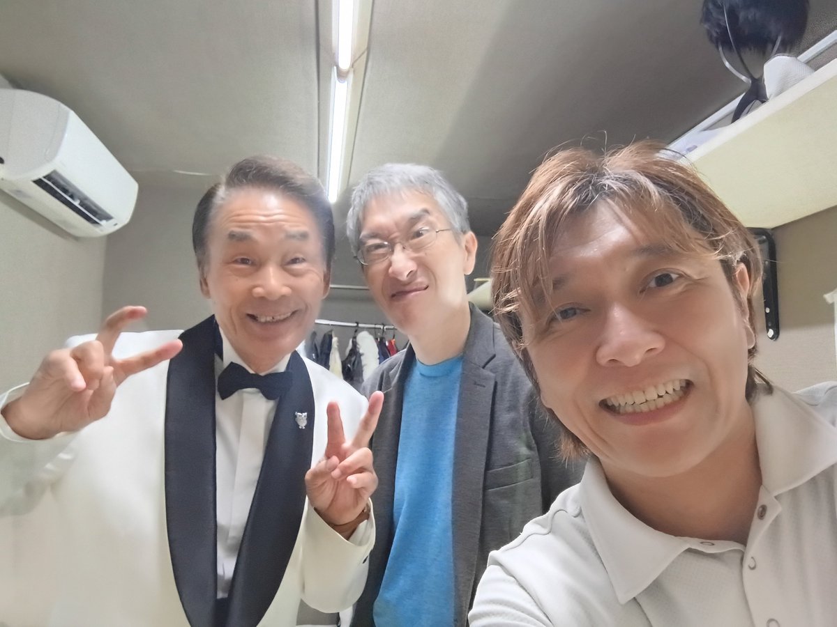 akae_ken1's tweet photo. 笑ってくださった皆さんありがとうございました

差し入れをくださった
我々とFC東京を応援する
札幌のなおさん
ありがとうございます
美味しくいただきます

本日トリの #おぼん・こぼん 師匠
仲直り企画でお馴染みの師匠方と
一枚…ずつ

おぼん・こぼん師匠は
とても仲良しです

誤解の無いように https://t.co/5MDJSd3nsF