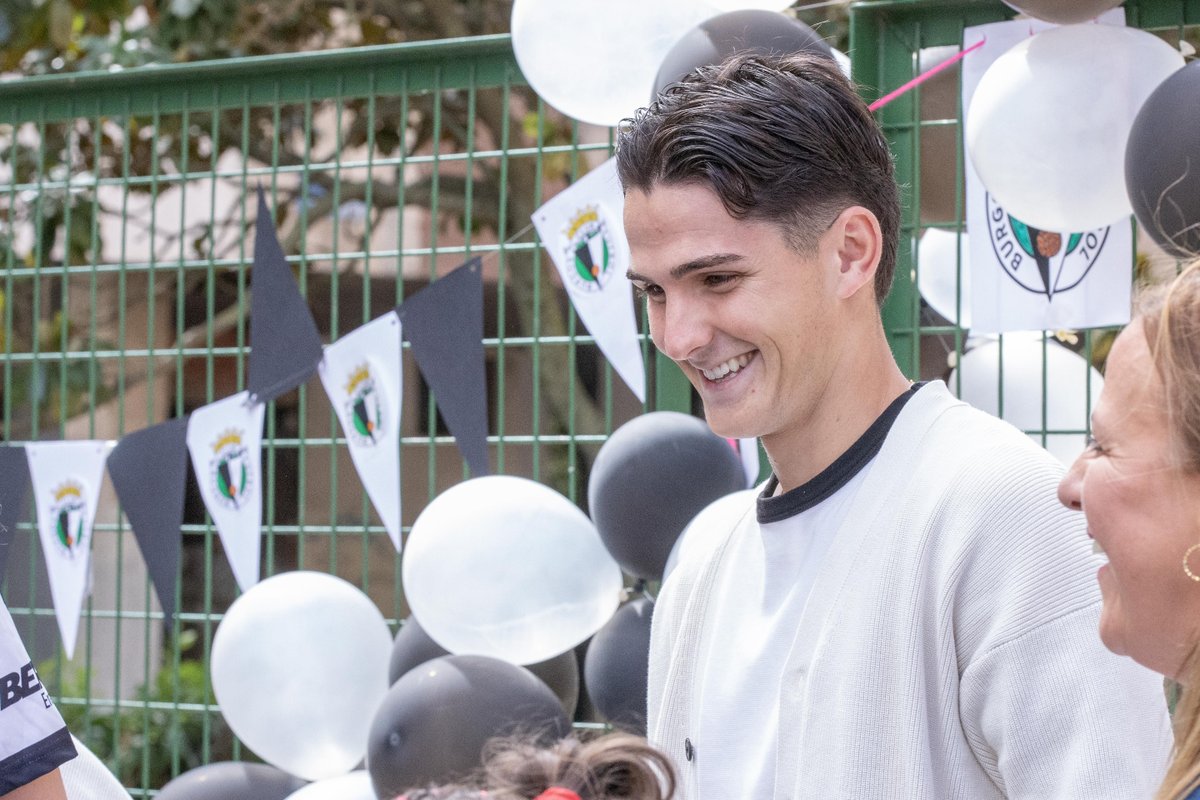 Burgos_CF's tweet photo. Una mañana muy especial en el CPEE Fray Pedro Ponce de León. 🤍🖤

Ayer los jugadores del primer equipo del Burgos CF Fermín García e Iván Martínez fueron recibidos por todo lo alto en su visita al centro de educación especial

Gracias por recibirnos y hacernos sentir como en casa. 🫶

#LatidoBlanquinegro