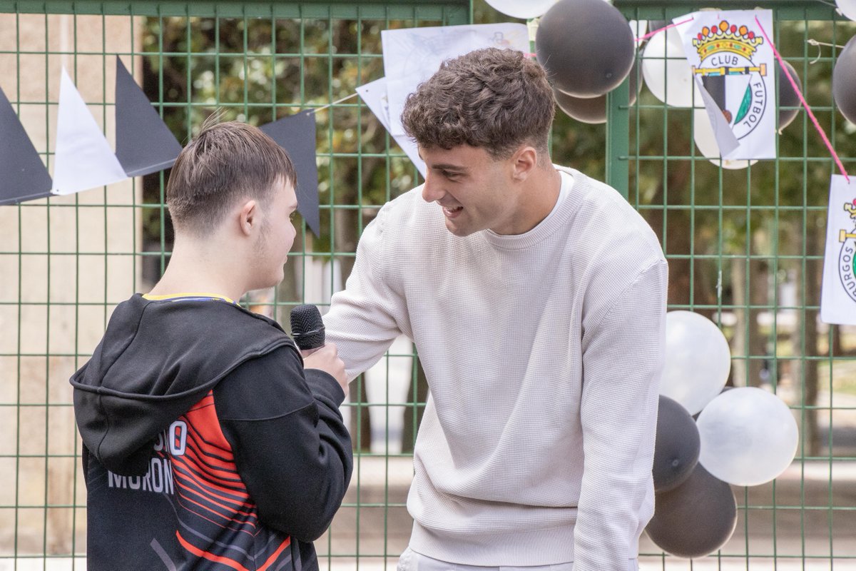 Burgos_CF's tweet photo. Una mañana muy especial en el CPEE Fray Pedro Ponce de León. 🤍🖤

Ayer los jugadores del primer equipo del Burgos CF Fermín García e Iván Martínez fueron recibidos por todo lo alto en su visita al centro de educación especial

Gracias por recibirnos y hacernos sentir como en casa. 🫶

#LatidoBlanquinegro