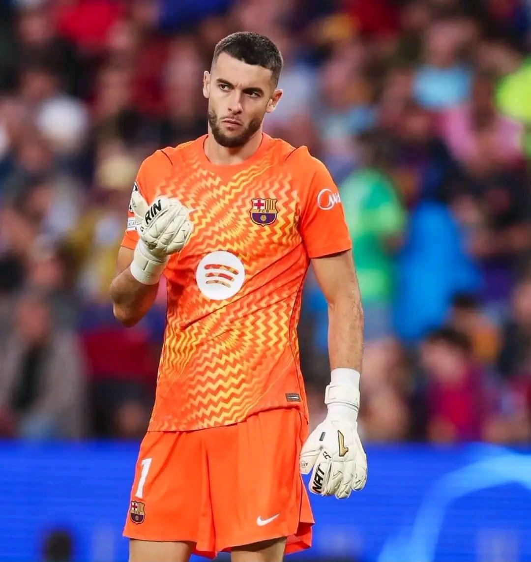 Dareeey1's tweet photo. 🚨𝗕𝗥𝗘𝗔𝗞𝗜𝗡𝗚: Joan García has suffered a meniscus injury. ⚠️🔵🔴

The Barcelona goalkeeper is expected to be out for around three weeks, with most of his recovery period taking place during the international break. 🇪🇸

📰 @CatalunyaRadio https://t.co/6kRo2Mnv5a