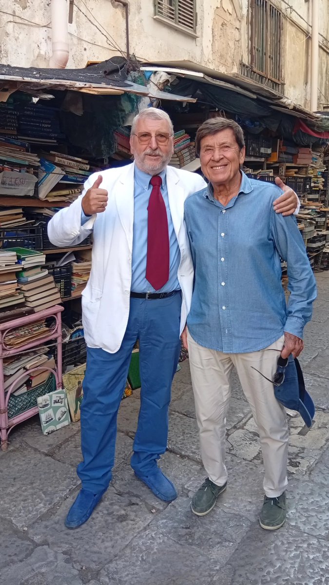 LibriTramonte's tweet photo. Anche Gianni Morandi gradito ospite della Biblioteca Tramonte!!! https://t.co/LRF6UcCX5e