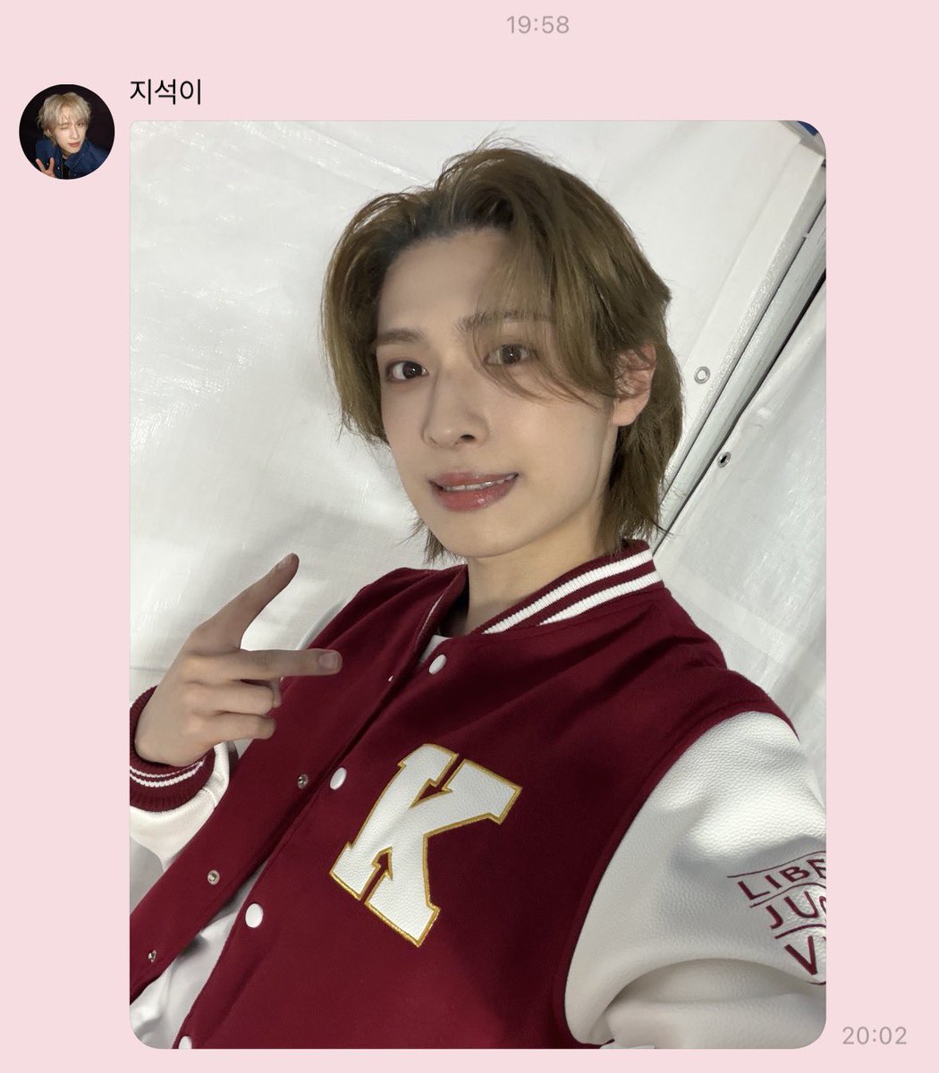gaontea's tweet photo. astagfirullah anaknya beneran langsung kirim selca… 
harus hati hati kalo ngomong soal jiseok 😭😭😭 https://t.co/XMDu0jTBMC
