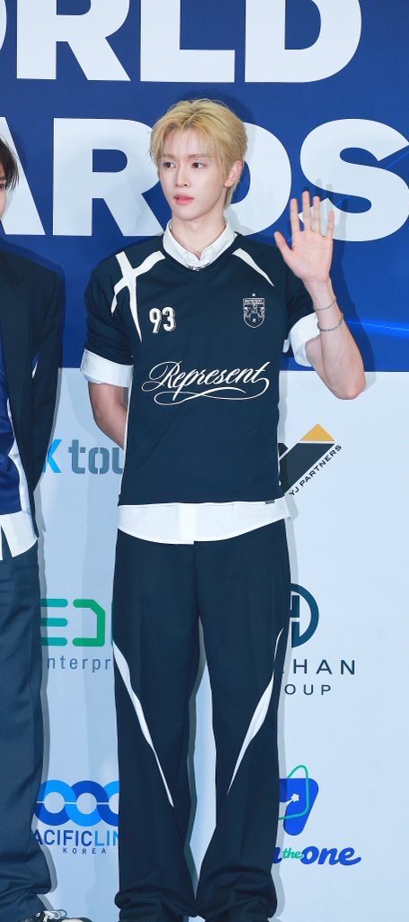 muninieluv's tweet photo. บอดี้คุณซองชานคือโซ๊ะมากกอ่ะ สูง 186 แต่เป็นความยาวของขาไปแล้ว 100 เซน ขาคุณซองชานนั่นช่างยาวไกลกว่าอนาคตของหนูอีกค่ะ https://t.co/DHtnZuPkcQ