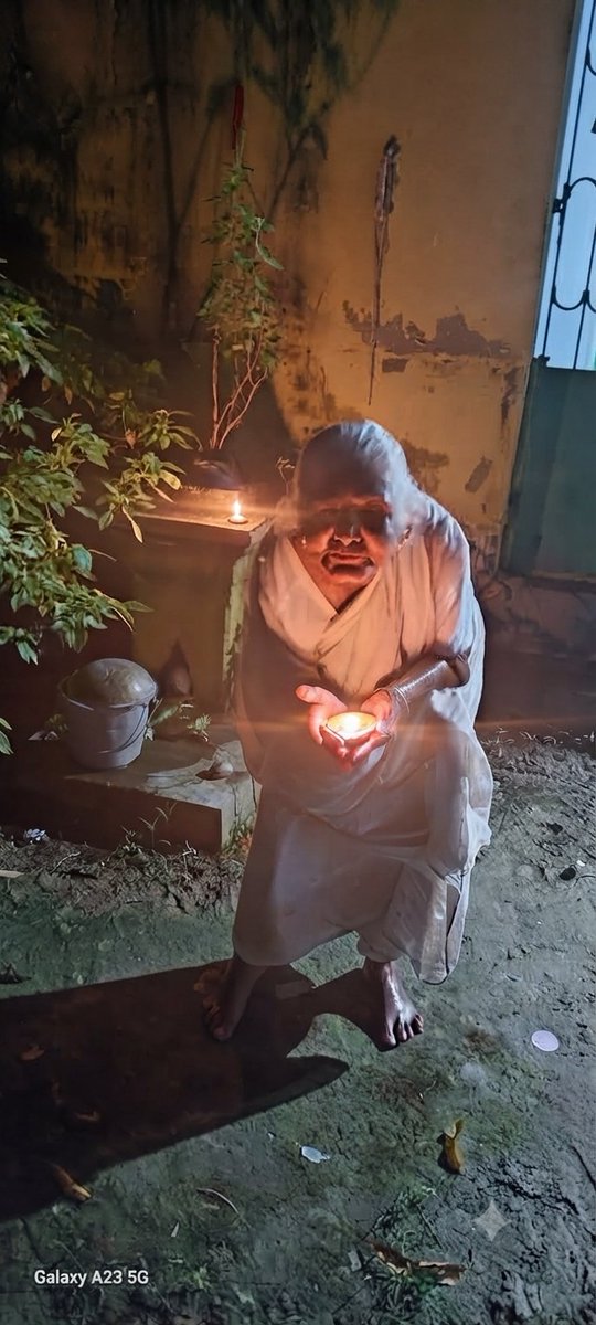 KanailalChakra7's tweet photo. আমার মা যশস্বী প্রধানমন্ত্রী শ্রী নরেন্দ্র দামোদর দাস মোদীজির ৭৬ তম জন্মদিনে আশীর্বাদ প্রদীপ প্রজ্বলন পালন করলেন তুলসী তলায়। 
#নরেন্দ্রমোদী https://t.co/fS4vGYsEy2