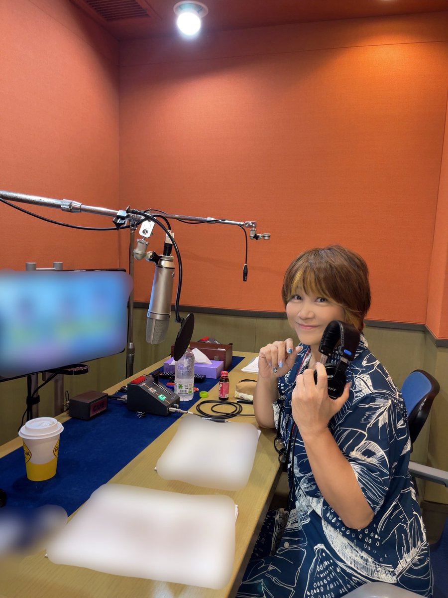 rica_matsumoto3's tweet photo. 「高校生クイズ2026」
日本テレビにて
９月20日よる7時から放送〜♪

松本梨香、爆あげでナレーションさせていただきました〜♪♪♪
高校生達に寄り添えていたら嬉しいな
是非見てね💖

寝ずにギリギリまで一生懸命頑張ってる皆様と集合写真👍✨ https://t.co/XzuO2RL76a