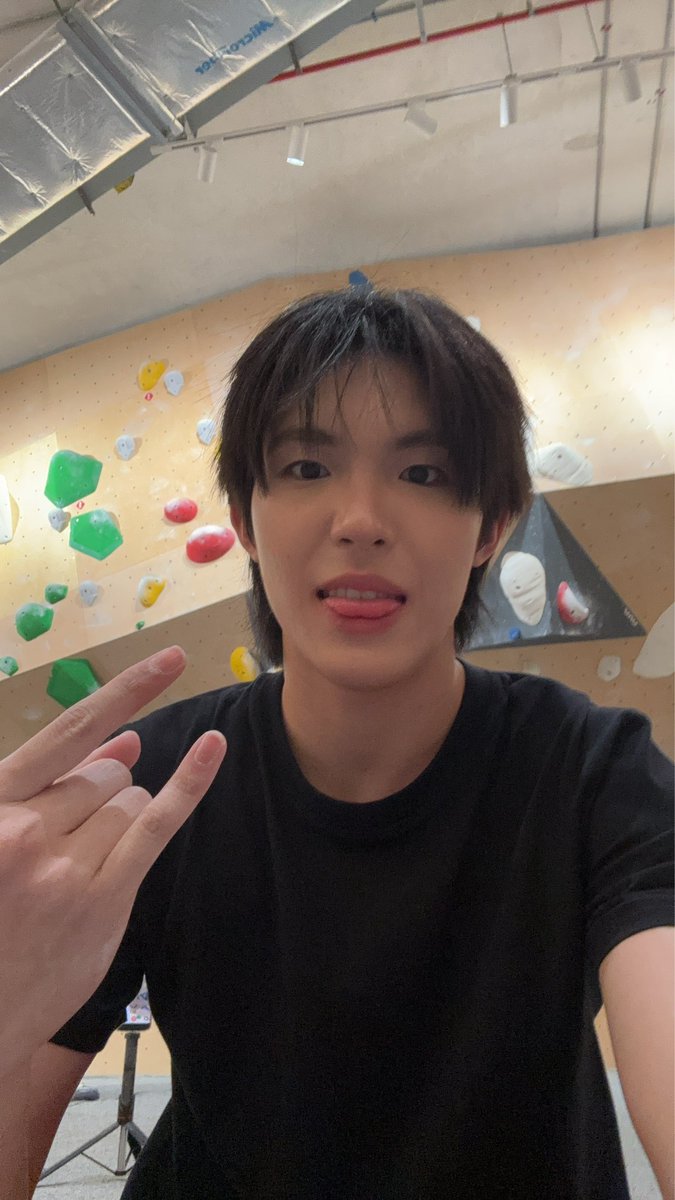 tananloh_'s tweet photo. พาน้องรวยกะน้องลูกคุณมาปีนผา https://t.co/vA5M0CWIXn
