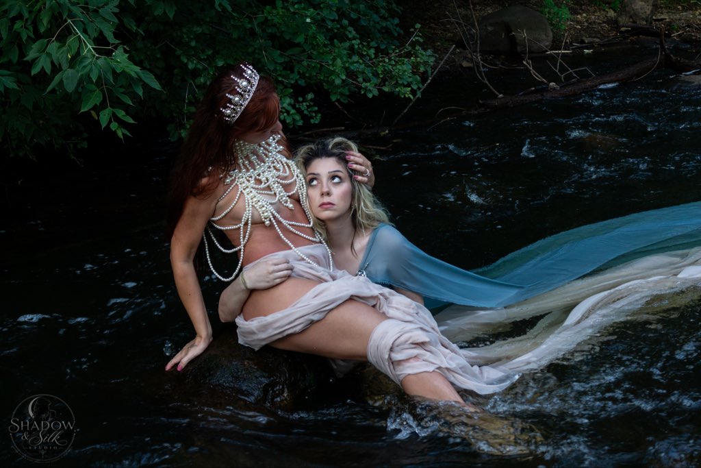 Shadowandsilk87's tweet photo. Keep Me Close
Where Sirens Meet Naiads

Stay close enough to hear the river whisper.
Close enough to forget where one myth ends
and another begins.

#ShadowAndSilkStudio #MinnesotaPhotographer #BoudoirPhotography #FineArtNude https://t.co/zqPpD7aQJZ