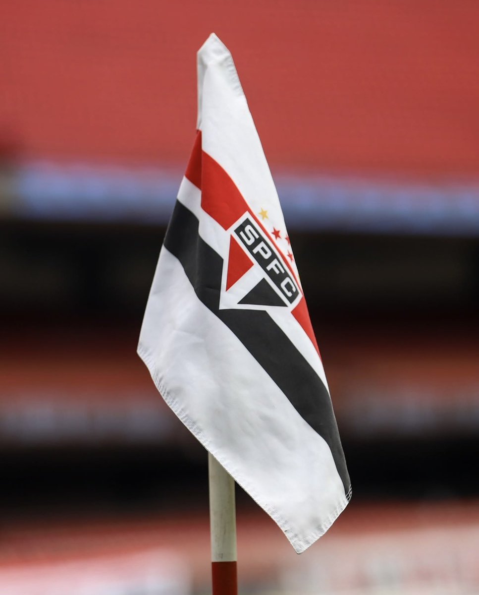 futebol_info's tweet photo. ⚠️ Agora! São Paulo perde confiança do elenco após atrasos e promessas não cumpridas.

A relação entre elenco e diretoria se deteriorou. A insatisfação, antes restrita aos bastidores, se tornou pública após a eliminação para o Boca Juniors, com Luciano afirmando que nunca recebeu salário em dia no Tricolor.

• DIRETORIA E ELENCO DIVIDIDOS
Os jogadores já chegaram desgastados à gestão de Harry Massis pelos atrasos herdados da gestão Casares.

A nova diretoria prometeu quitar os direitos de imagem atrasados, mas não cumpriu o acordo nem regularizou os pagamentos. Há atletas que AINDA NÃO RECEBERAM direitos de imagem em 2026.

Na última semana, a situação piorou com o primeiro atraso de salário em carteira. O valor foi quitado depois, mas gerou mal-estar.

A situação levou líderes do elenco a se mobilizarem para ajudar financeiramente jogadores mais jovens e com salários menores.

🗞️ @UOL | @pedrolopesg | @valentinfurlan_ | @OGabrielSa 
📸 SPFC