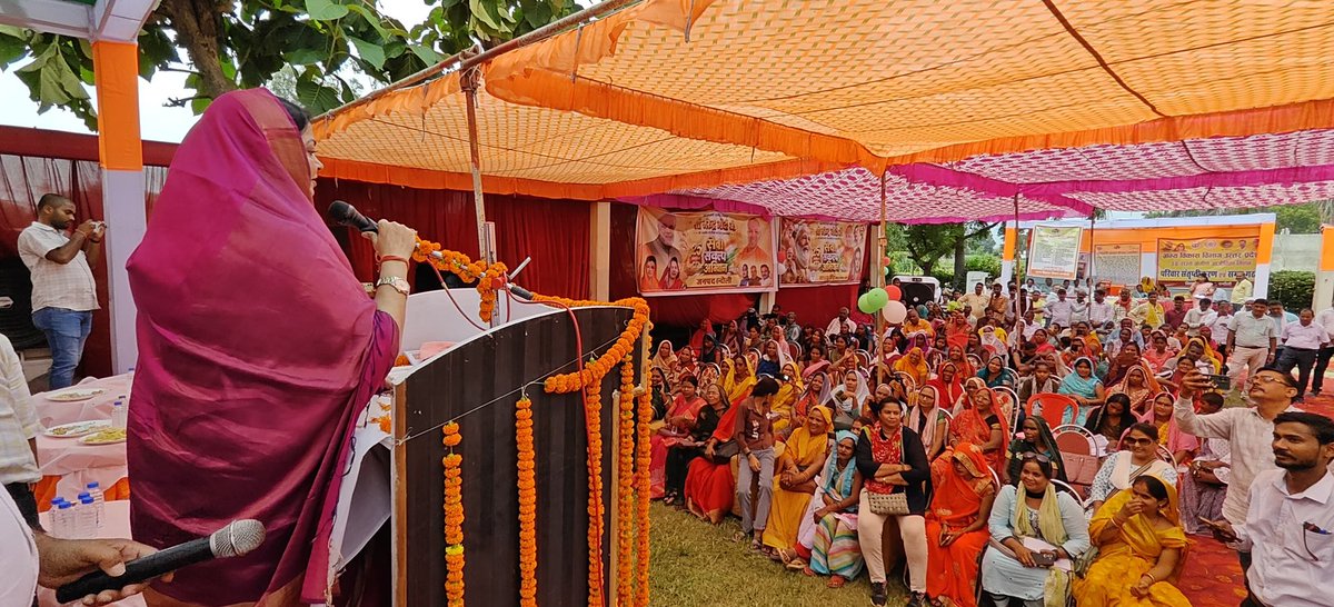 DarshanaSingh76's tweet photo. सेवा संकल्प अभियान 🇮🇳

यशस्वी प्रधानमंत्री श्री @narendramodi जी के जन्मदिवस के अवसर पर आज अपने जनपद चंदौली में विभिन्न जनकल्याणकारी योजनाओं के लाभार्थियों को आवास, पीएम विश्वकर्मा सम्मान किट, आयुष्मान कार्ड, वृद्धावस्था एवं विधवा पेंशन, मुख्यमंत्री युवा उद्यमी विकास अभियान, खादी एवं ग्रामोद्योग योजना सहित विभिन्न योजनाओं के प्रमाण-पत्र वितरित किए।

साथ ही रक्तदान के माध्यम से सेवा, समर्पण और सामाजिक सहभागिता का संदेश दिया।

#HappyBirthdayModiJi #SevaSankalpAbhiyan #AshirwadKaDiya …1/3