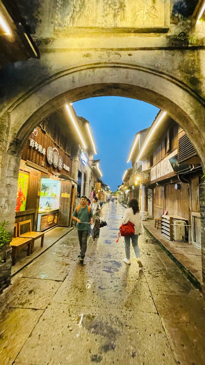 michael2j3oshu's tweet photo. Just wrapped a 2-hour city walk through the old town! Found cute vintage shops and snapped this shot at a historic square ， https://t.co/1XzT7VbnHV