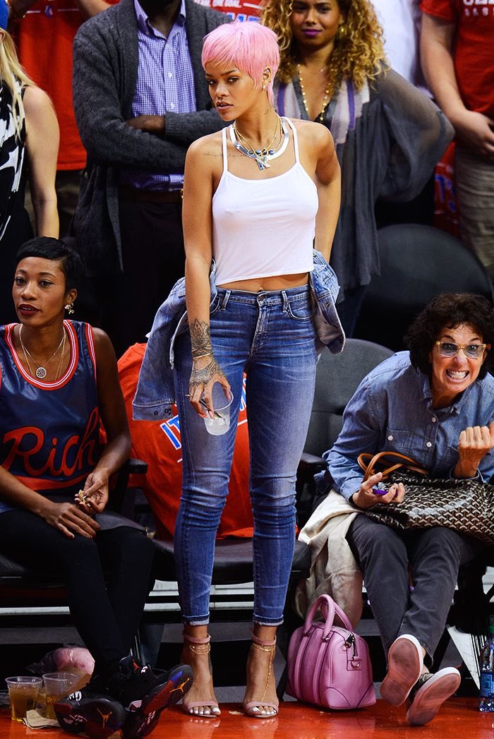 iamaylah_'s tweet photo. What caused Rihanna to gain so much weight when she could control it. https://t.co/1Mtp4Ad4gU