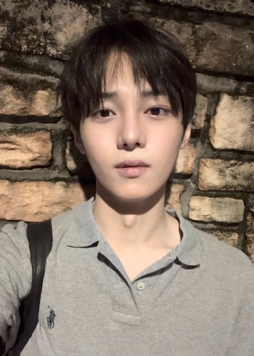 mo0oo0z's tweet photo. 씹존잘셀카.....
근데 앞머리 짧아서 바보같음 귀여우ㅜㅜ https://t.co/JkLbrgD2w2