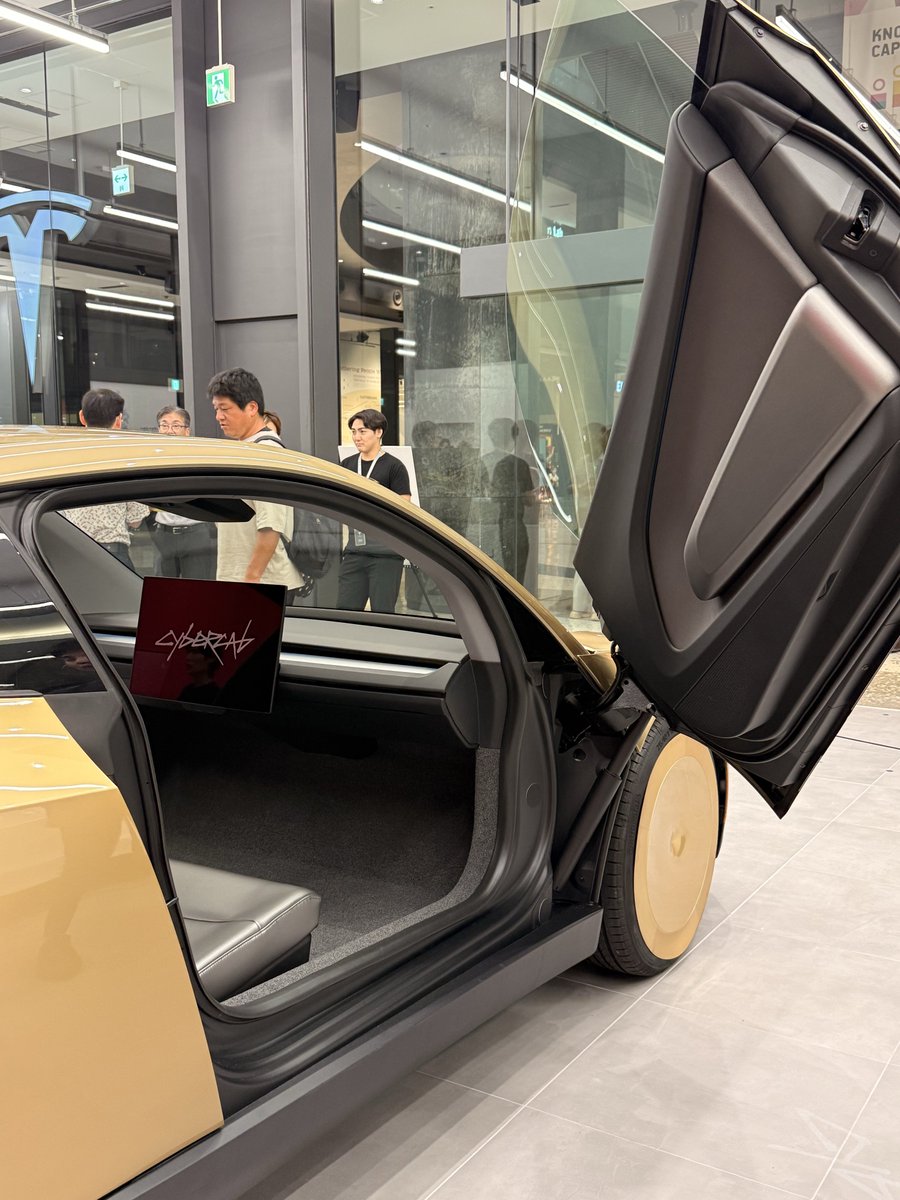 nuclearwagon's tweet photo. cybercab方方面面都很压缩成本，爆锤waymo https://t.co/wnObis08d1