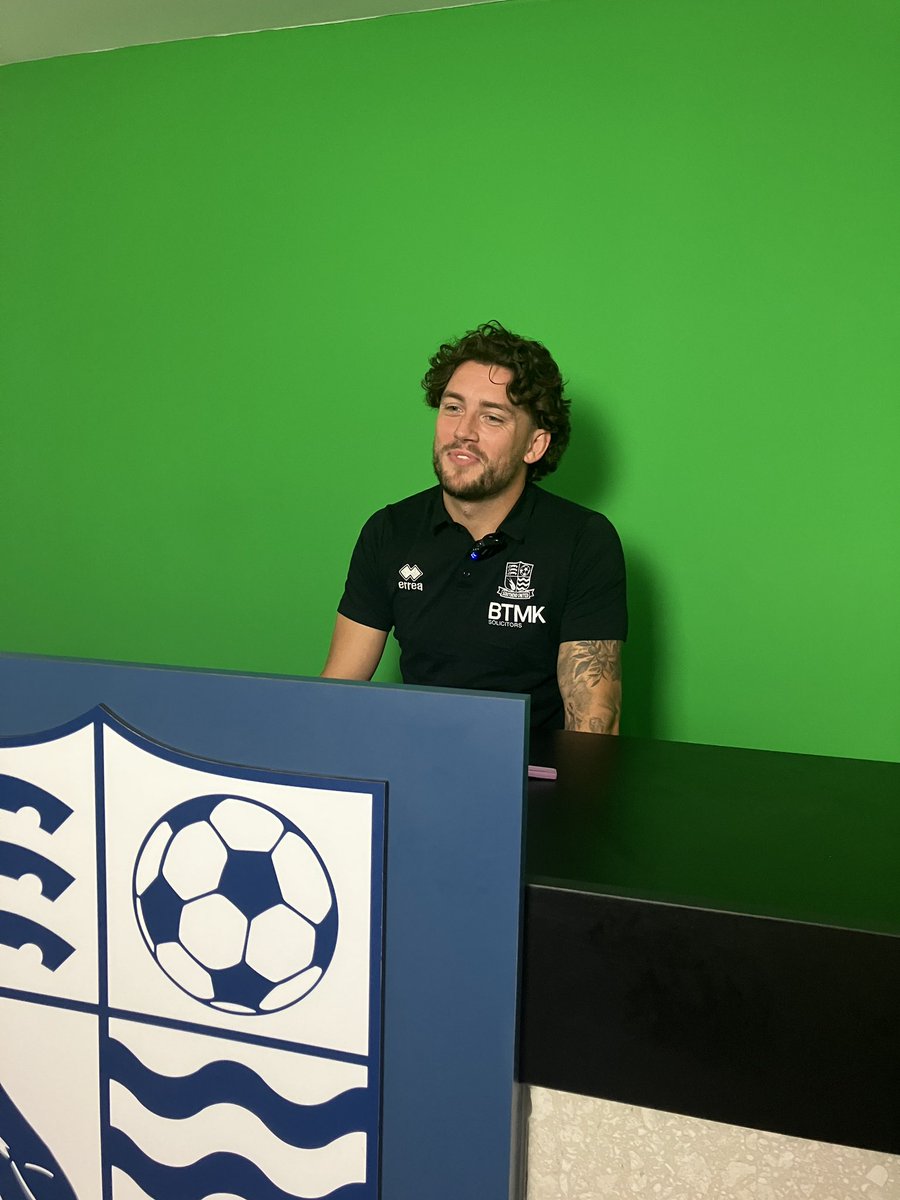 WMuggleton's tweet photo. Great chatting to @SUFCRootsHall head coach Kieron Dyer and midfielder Darren Oldaker.
A trip down #NewcastleUtd memory lane for Dyer - DJ really charismatic and a good laugh!
All to come @BBCEssexSport https://t.co/AltXHbBarM