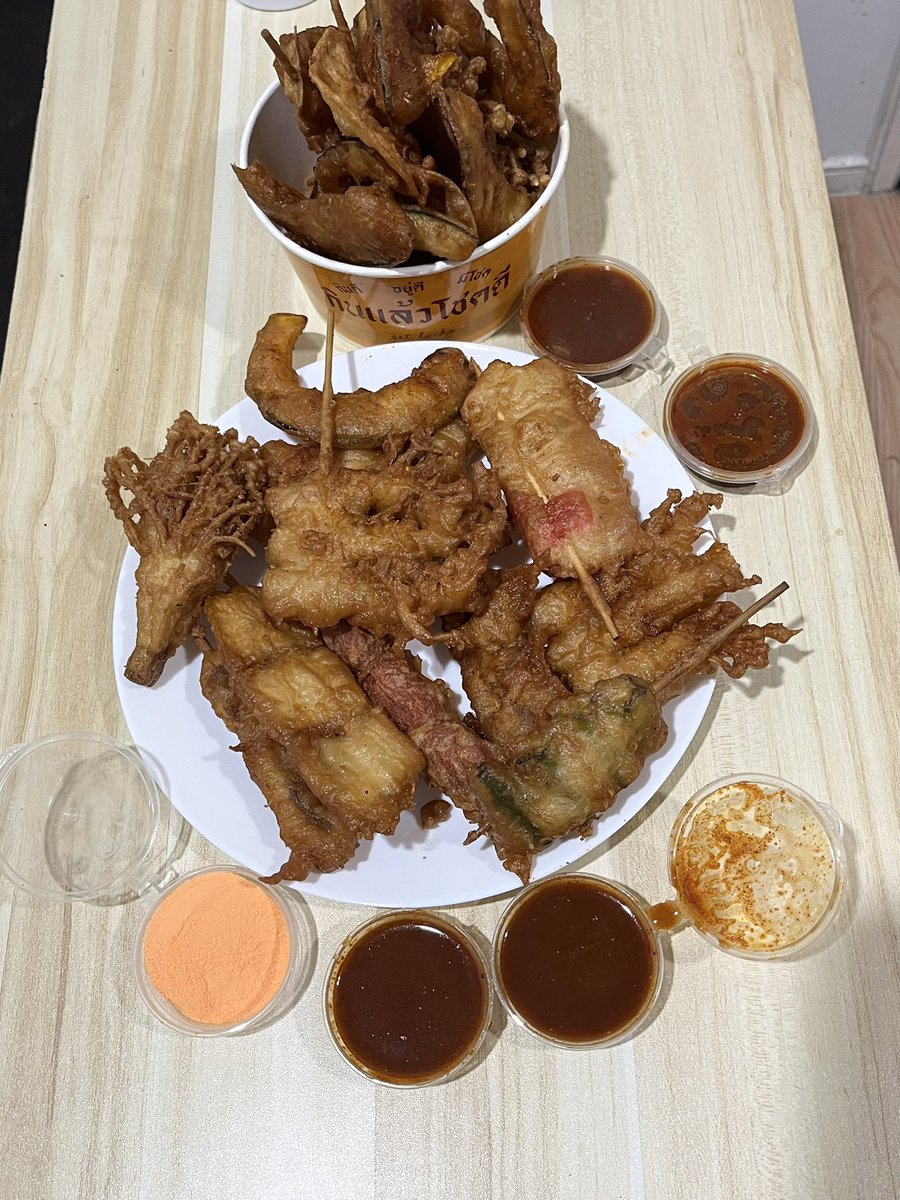MickeyNoonam's tweet photo. ขอเข้าวงการหมาล่าทอดด้วยคนนนนน🥹 คือปัดตต.ไปเจอร้าน Spicy Bowl แถวรัชดา มีหมาล่าทอดเสียบไม้ขาย แล้วร้านนี้แป้งโคตรจะกรอบ กรอบแบบตะโกนนนนนน กรอบแบบวางไว้ 3-4 ชม. มากินใหม่ยังกรอบ กล้าพูดเลยกินมาหลายร้านไม่เจอร้านไหนกรอบนานขนาดนี้อะ ร้านอถวบ้านยังทำไม่ได้ เสียค่าส่งเดลิเวอรี่ก็ยอม55555555

นี่จัดมากินจุกๆสิบกว่าไม้คือกินไม่หมด กดเอง ทับใจเอง เข้าใจละนะว่าทำไมร้านเขาแมส !!!

((นี่เขาไม่ได้จ้างหรือจะมาแปะลิ้งใดๆแต่กินเองเกิน5รอบละ ติดใจจัดดดดด))