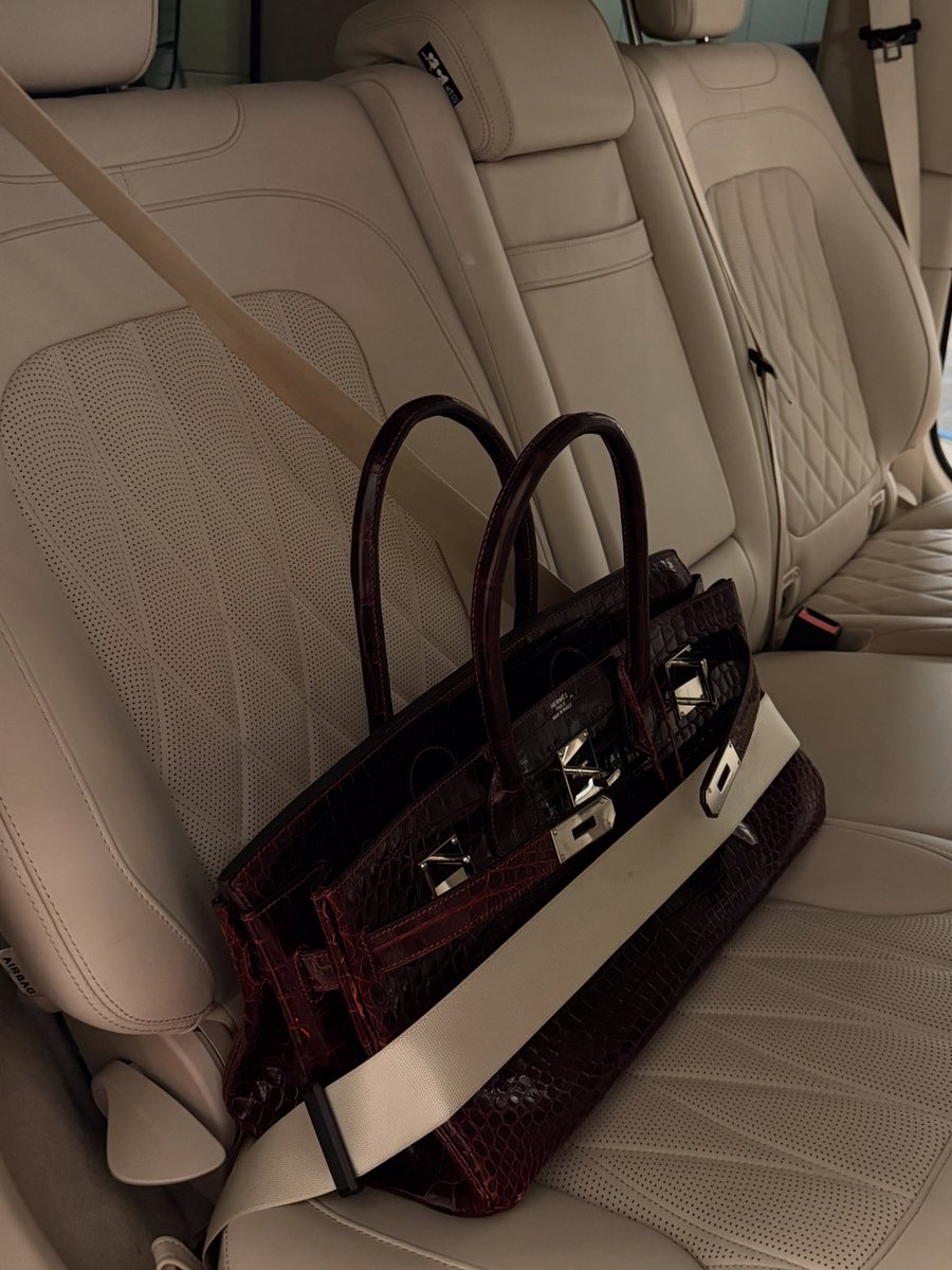 kyjennerHQ's tweet photo. Kylie Jenner https://t.co/yESrbfrNDu