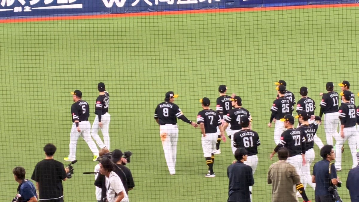_haru47's tweet photo. 三連覇🎊みれてよかった！
晃いて涙
マッキーありがとう！
#sbhawks https://t.co/sijk6pYpKn