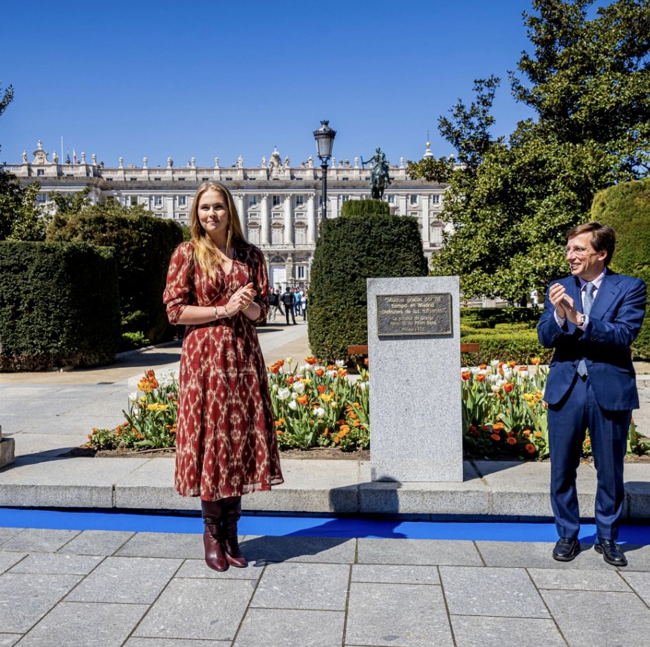 patrickwtea's tweet photo. Onze kroonprinses schonk Madrid een tulpentuin met plaquette uit dank.
Ik was er vandaag en de plaquette was verdwenen. En ik ontdekte dat ik minder statig ben dan #Amalia.
@MADRID what happened to the plaquette of our beloved princess Amalia?
#Spanje #reizen #prinses https://t.co/jbS1kRxStC