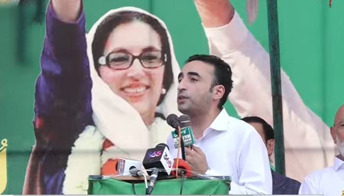 Hijab29392's tweet photo. نثار کھوڑو کے خلاف پاکستانیوں کا غم و غصہ اپنی جگہ
مگر سقراط کا قول ہے 
جب تم کسی غلام کو اپنے آقا کی زبان بولتے دیکھو، تو غلام پر غصہ مت کرو، بلکہ اس کے  آقا کی اس   شخص سے خوفزدگی کا اندازہ لگاؤ جس کے خلاف وہ اپنے غلام کی زبان کا چمڑا ہلا رہا ہے ۔"
 
اپ لوگوں کو کیا لگتا ہے نثار کھوڑو نے جو کہا وہ اس کے الفاظ تھے؟
الفاظ بلاول کے تھے منہ نثار کھوڑو کا ہے
اور منصوبہ بندی بلاول ہاؤس سے ہوئی

اس سے  پی ٹی آئی کی بلاول کے متعلق اس بات یقین آتا جا رہا ہے کہ
یہ نہ بندہ ہے نہ زنانی ہے یہ رہ گیا وِچکار کُڑے

 شائد اس لیے  ہمت مرداں نہیں کہ جو کہنا چاہتا ہے خود کہہ سکے

سوال یہ پیدا ہوتا ہے کہ اچانک یہ اوبال کیوں آیا؟ پیپلز پارٹی جو حالیہ چند برسوں میں مفاہمت کی سیاست کی علمبردار بنی ہوئی تھی، وہ اچانک کیوں ہواس باختہ ہو گئ
 اس کا جواب بہت سادہ ہے: "سلطنت کا جغرافیہ"۔پاکستان میں جب بھی انتظامی بنیادوں پر نئے صوبوں کی تشکیل کی بات ہوتی ہے، یا اختیارات کو نچلی سطح پر منتقل کرنے کا دباؤ بڑھتا ہے، تو سندھ کے حکمرانوں کو اپنی بادشاہت کا جغرافیہ کٹتا ہوا دکھائی دینے لگتا ہے۔ انہیں لگتا ہے کہ اگر سندھ کی انتظامی تقسیم یا نئے صوبوں کی بحث نے زور پکڑ لیا، تو ان کا برسوں پرانا سیاسی گڑھ ان کے ہاتھ سے نکل جائے گا۔ یہ خوف انہیں اس قدر بے چین کر دیتا ہے کہ وہ اداروں پر حملہ آور ہو جاتے ہیں۔