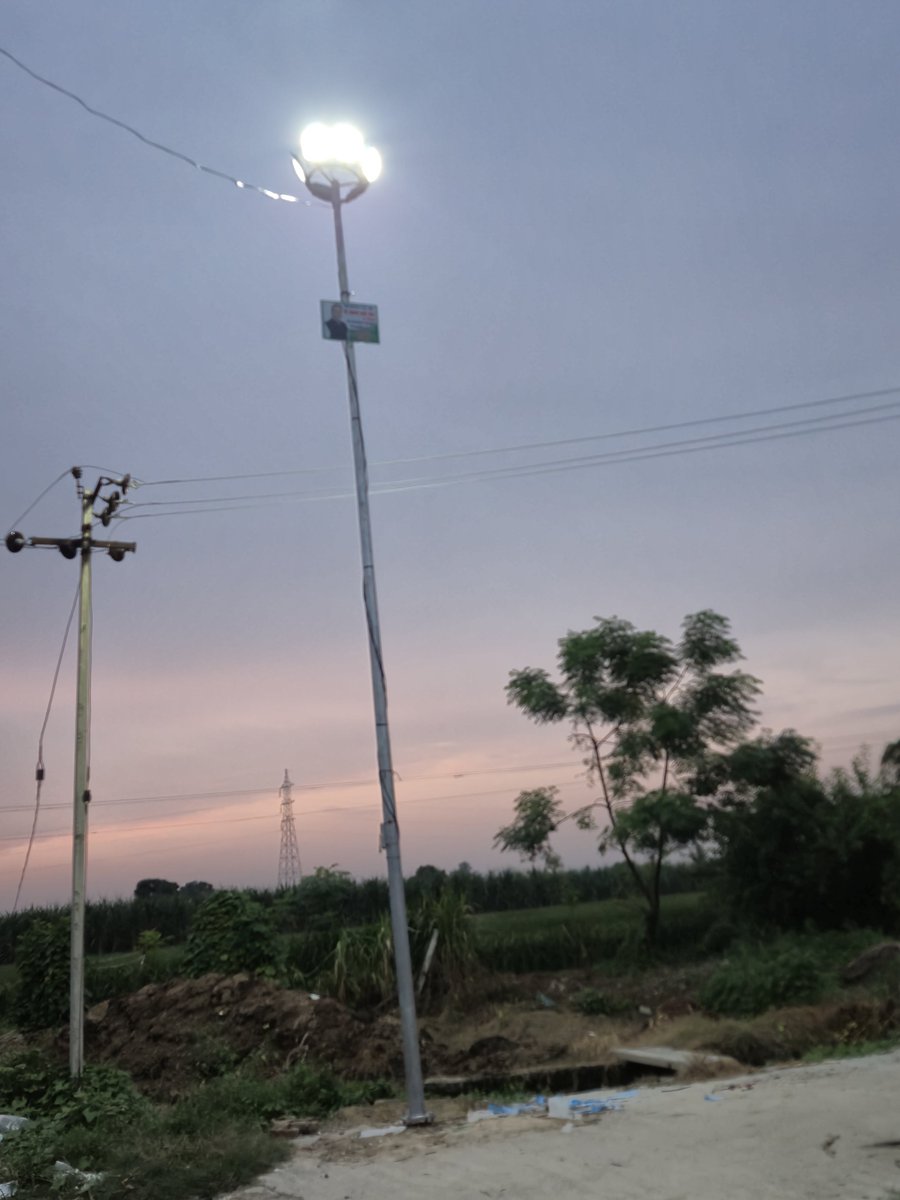 Manojjatrana's tweet photo. Thank you respected MLA @AshrafAliKhan__ @jayantrld  for provideing light at holi chock 🙏🙏
Now we have only one single pending issue that is median cut at Fatehpur Bantikhera existing fourway please look into that also and thankuou once again for the light 💡💡💡 https://t.co/tQm7JdD5Jf