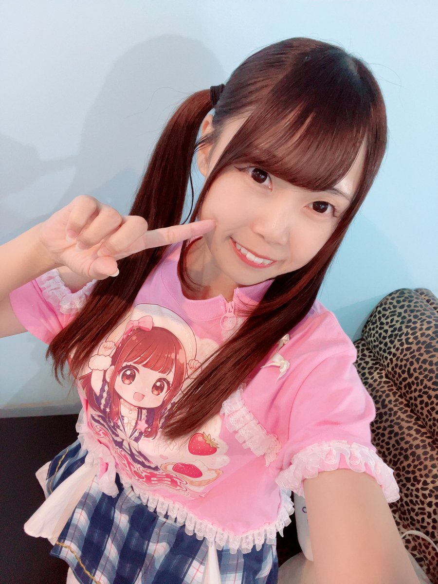 tart_ichigo03's tweet photo. 昨日はプレアだけでの
たると最後のライブ!!

見に来てくれた地球人の
みなさんありがたると🥰

ステージでメンバーたちと
歌って踊って、ファンの
みんなと一緒に楽しめる
時間はやっぱ最高に楽しい😆

ソロCDや卒業公演チケット
ゲットしてくれた方も
ありがとうございます🌱

最後まで楽しもうね😊 https://t.co/SK6GnOBUn5