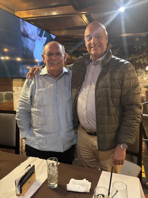 SonPolemicas's tweet photo. Y el viejo de lentes no era el que decía que tenía "18 enfermedades mortales", que estaba gravísimo, cuando estaba alojado en la Embajada de Argentina en Caracas...?
Ahora vive de bar en bar, bebiendo whisky del bueno, una "cura milagrosa". https://t.co/Qpv8qIbCYV