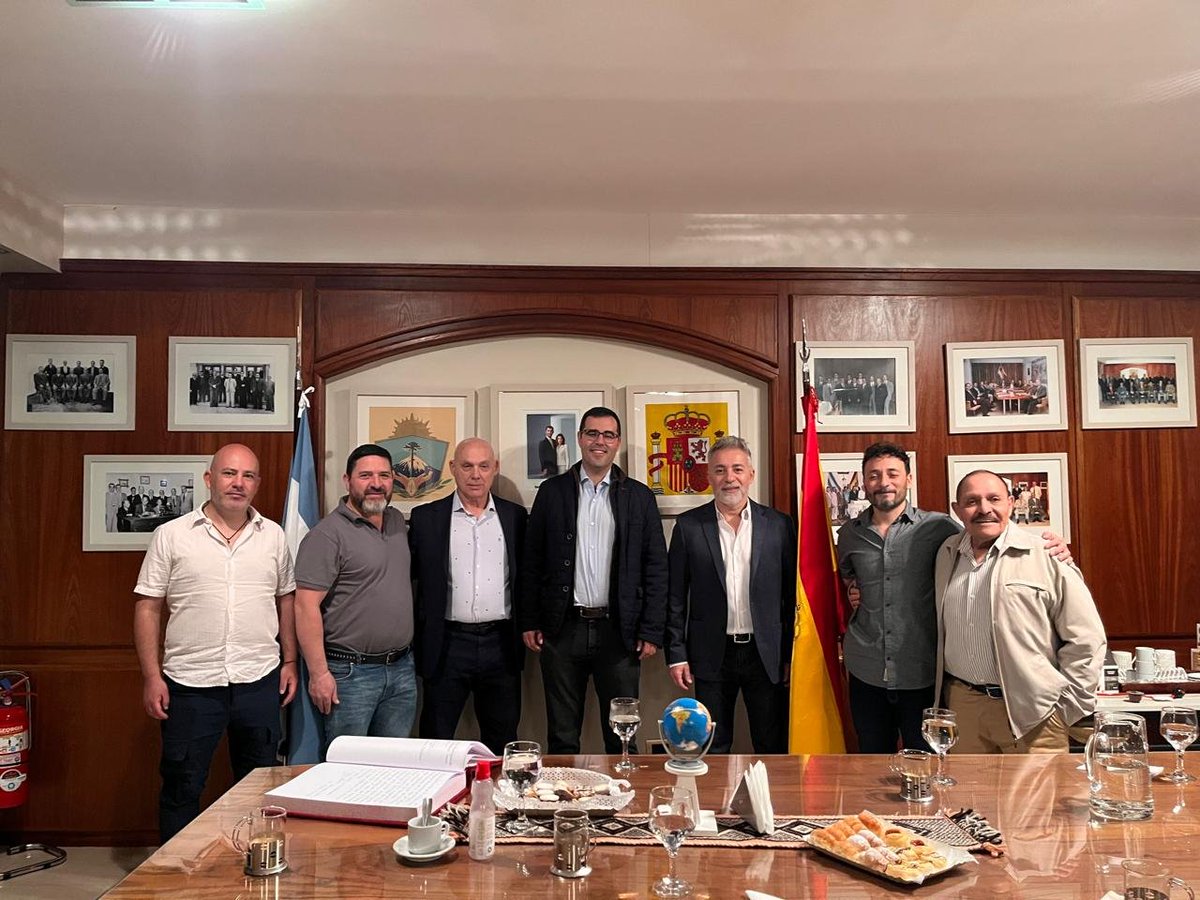 CgEspBahiaBlanc's tweet photo. Ayer tuvimos el gusto de visitar la Asociación Española en Neuquén (1909), el Teatro Español (1938) y el Centro Cultural Español, entidades creadas por españoles y cuyos descendientes se encargan de seguir proyectando la cultura española en esta parte tan importante del sur de 🇦🇷 https://t.co/uPdch8RC7j