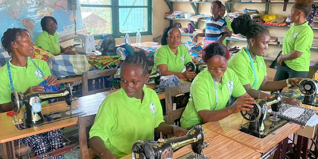 SalMissions's tweet photo. Salesian missionaries in Liberia are bringing hope & opportunities to young people through the “Brighter Future” program by offering education & job skills to those who need it most. 🧵🔨📚
Read more here: https://t.co/2ajn7csxtx
#HopeInAction #EmpowerYouth #EducationForAll https://t.co/0uXpPGRfAB