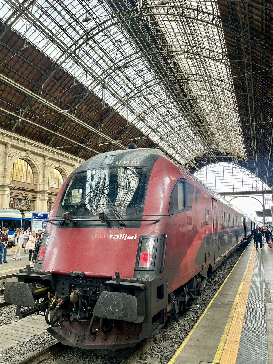 modacitylife's tweet photo. Dinner in Amsterdam. Breakfast in Vienna. Lunch in Budapest.

No morning rush to the airport. No long queues. Just the gentle rhythm of the rails, quiet joy of watching new landscapes, and a comfortable night’s rest on the ÖBB Nightjet.

Sometimes the journey is the destination. https://t.co/0tP8ogyuQa